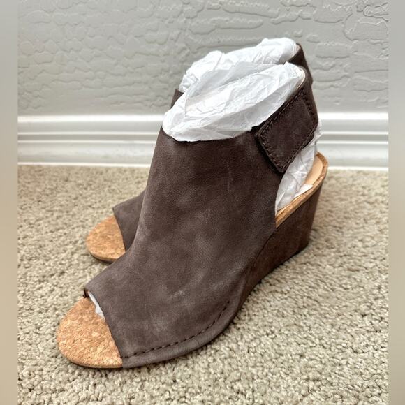 CLARKS | Taupe Suede Open Toe Wedge Sandals NWT | Women’s Size 9 - Picture 4 of 8